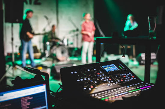 Manual Sound Technician for sound and mixer - Professional Musician